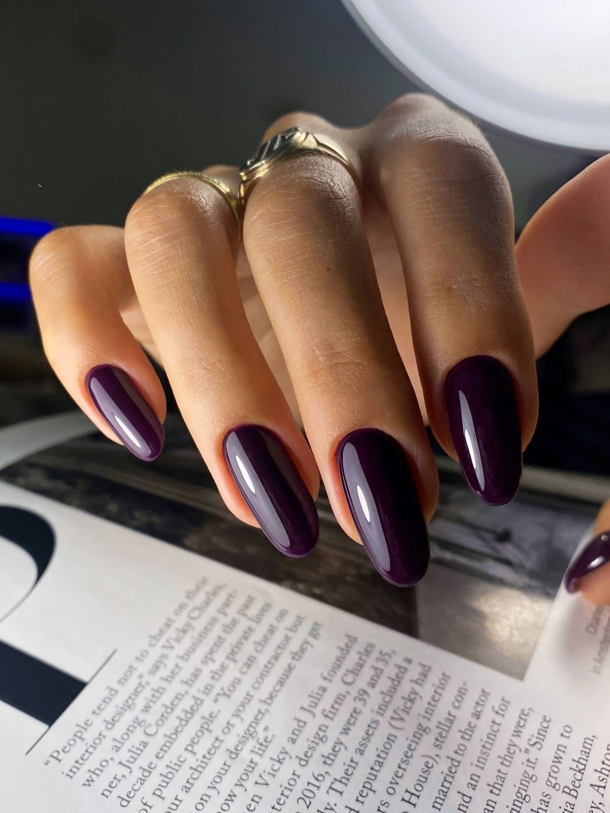 vernis prune profond pour une manucure élégante et raffinée