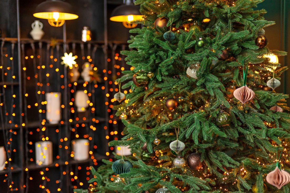 Comment cacher le boîtier de piles de la guirlande lumineuse dans le sapin de Noël