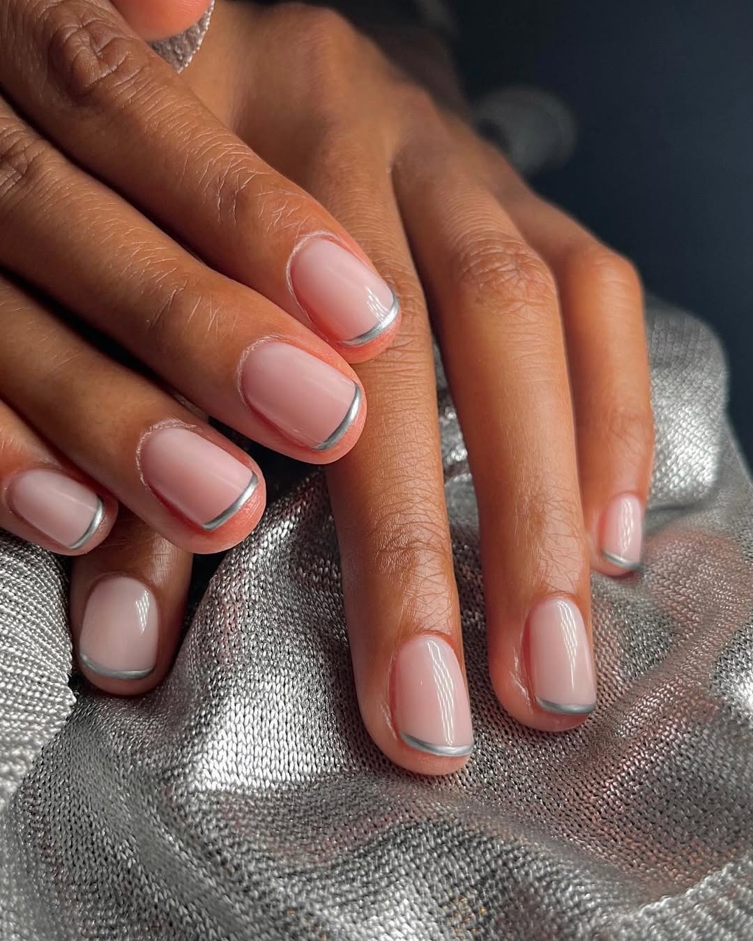 Déco ongles épurée qui incarne la tendance clean girl