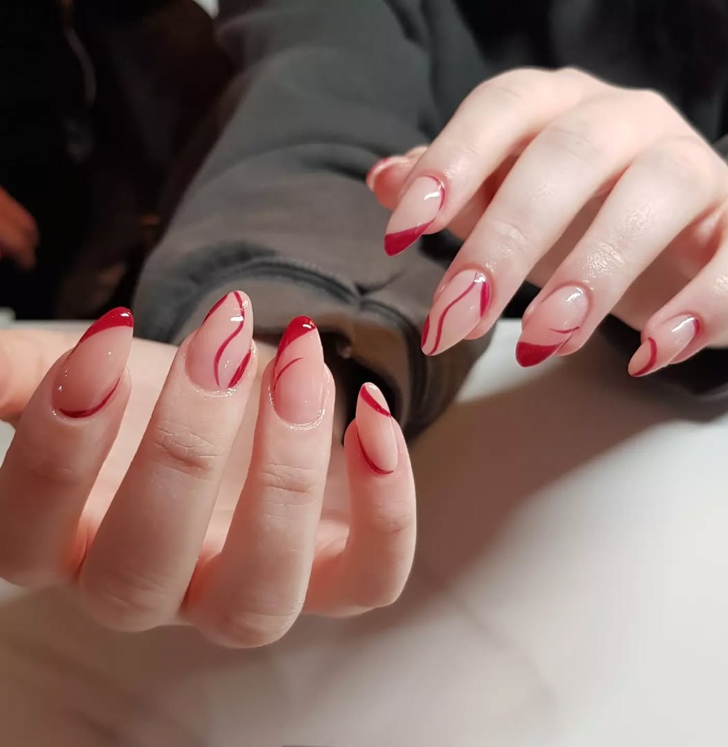 Des lignes fluides et des pointes rouges pour les filles qui aiment les manucures audacieuses
