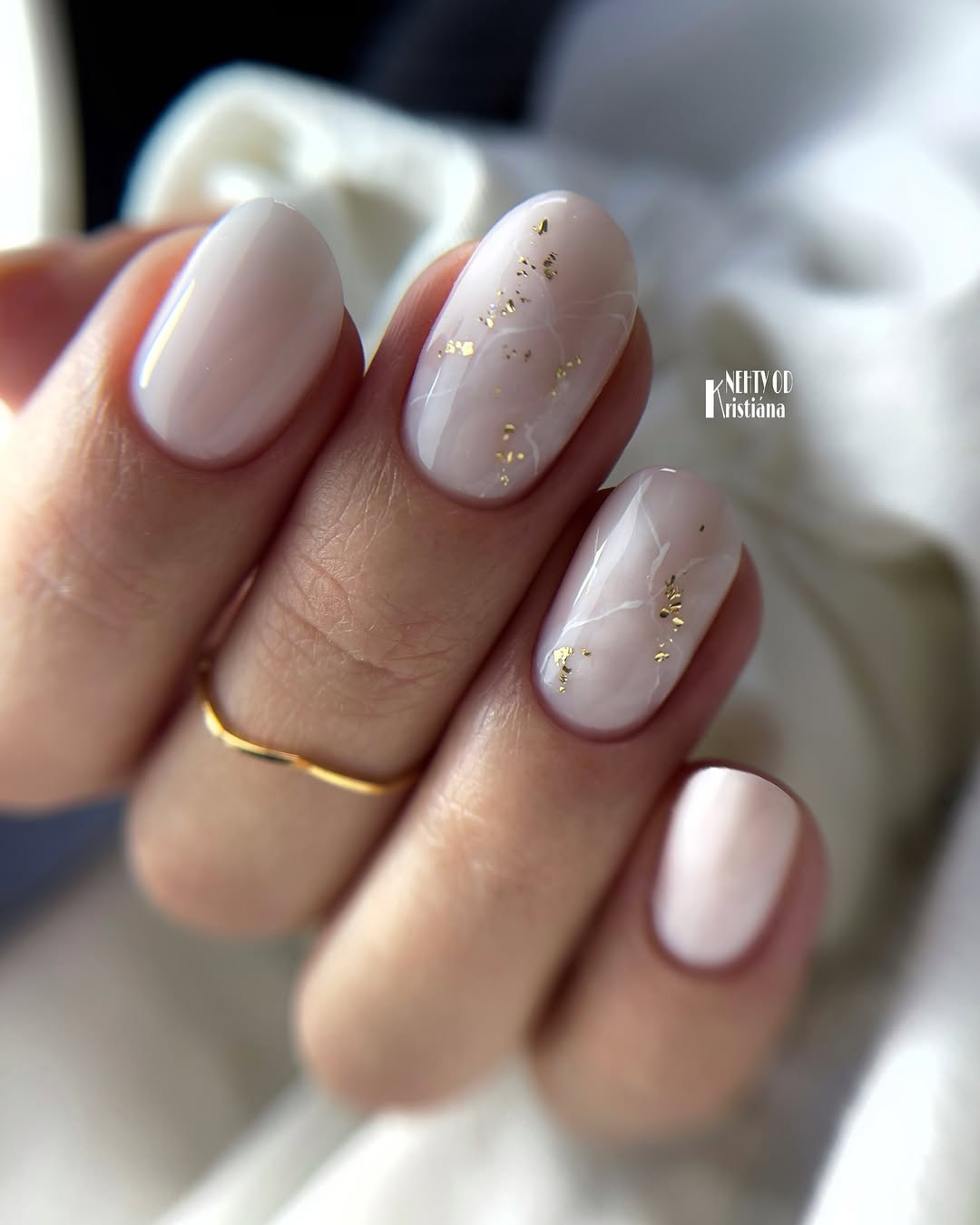 Effet marbre sur une base laiteuse et de fines feuilles dorées - un nail art sophistiqué