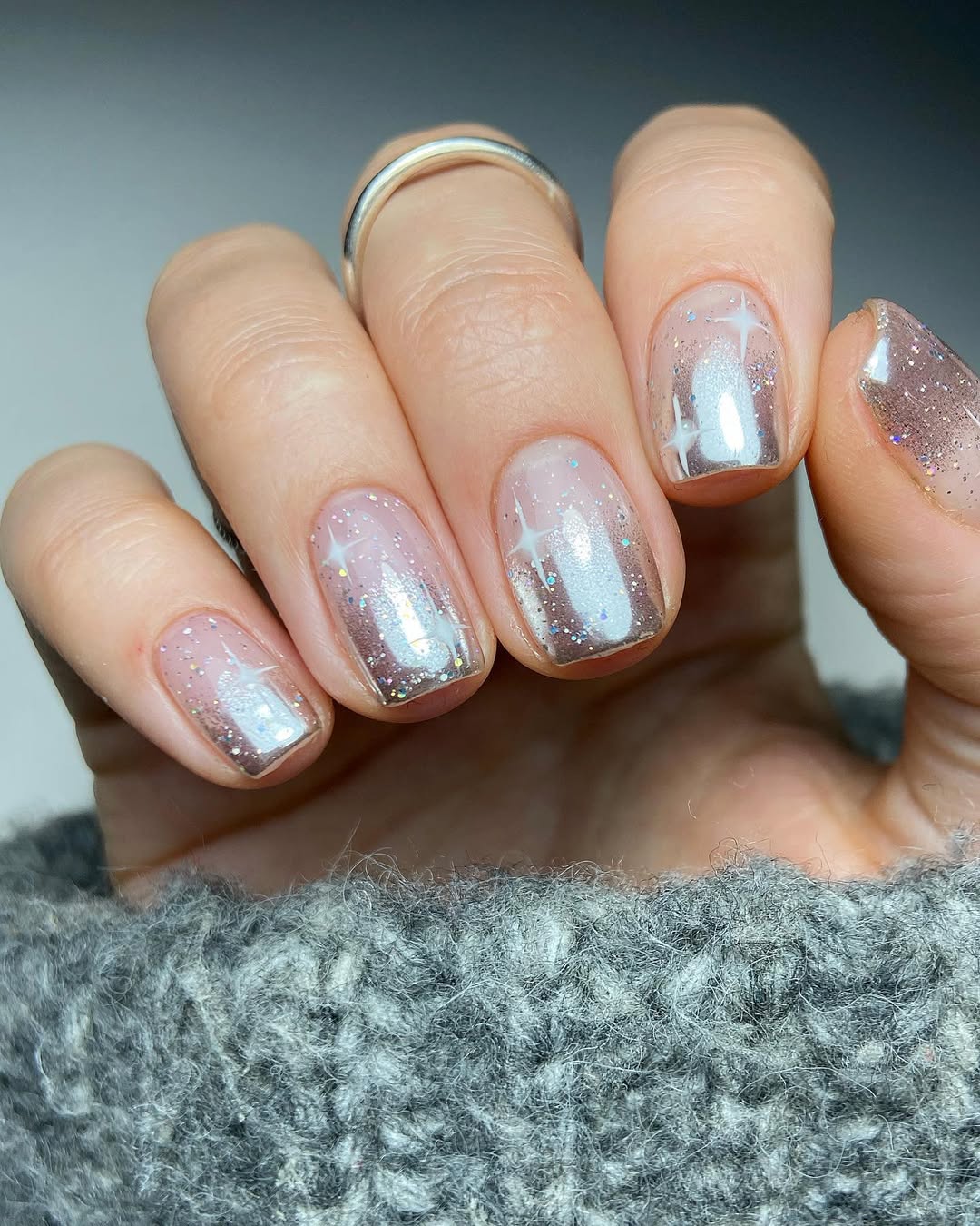 Effet ombré, finition brillante et paillettes - la déco ongles idéale pour Noël