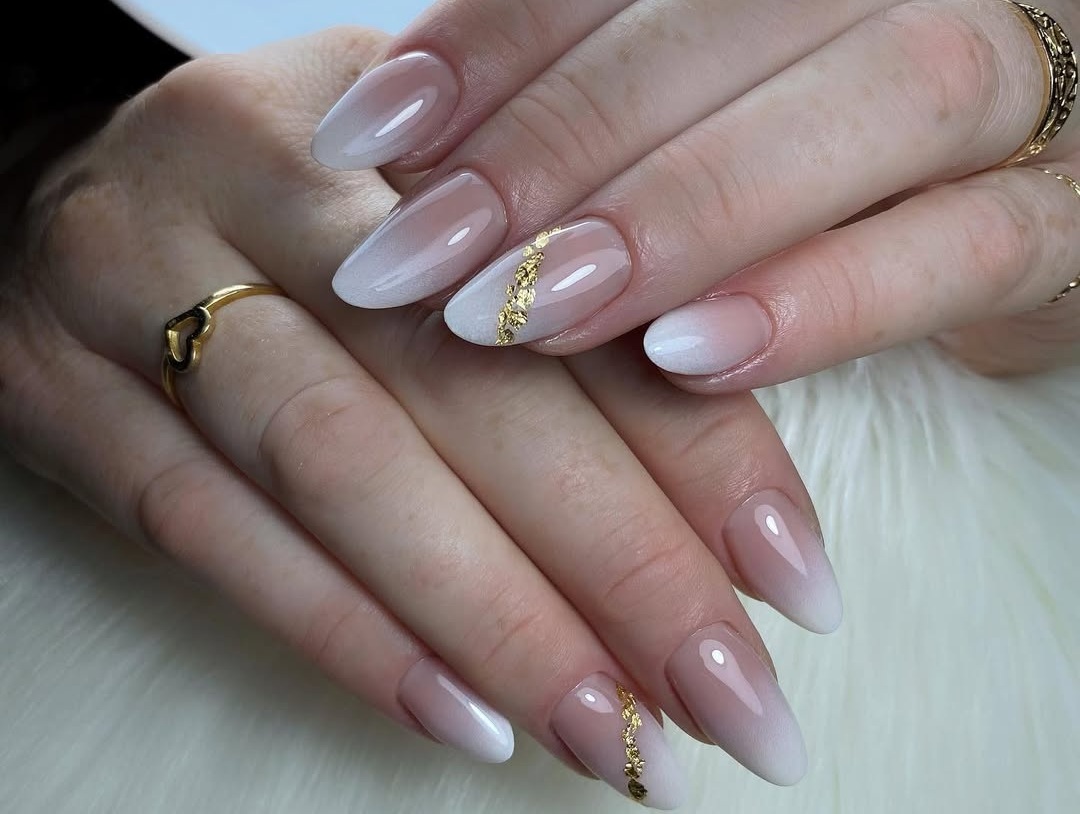 French manucure dégradée en blanc aux touches dorées, nail art raffiné