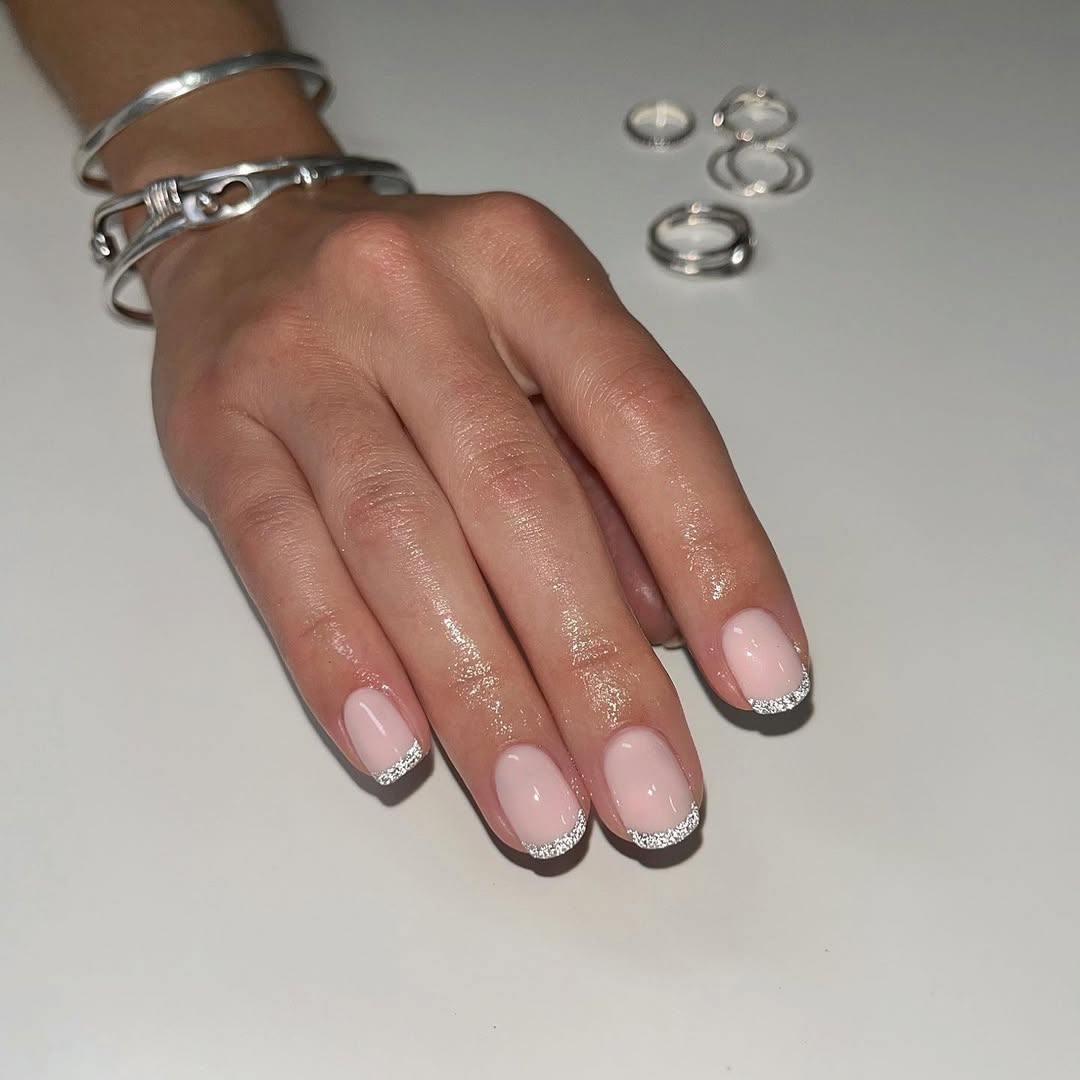 French manucure pailletée aux reflets argentés - un nail art sublime pour les fêtes