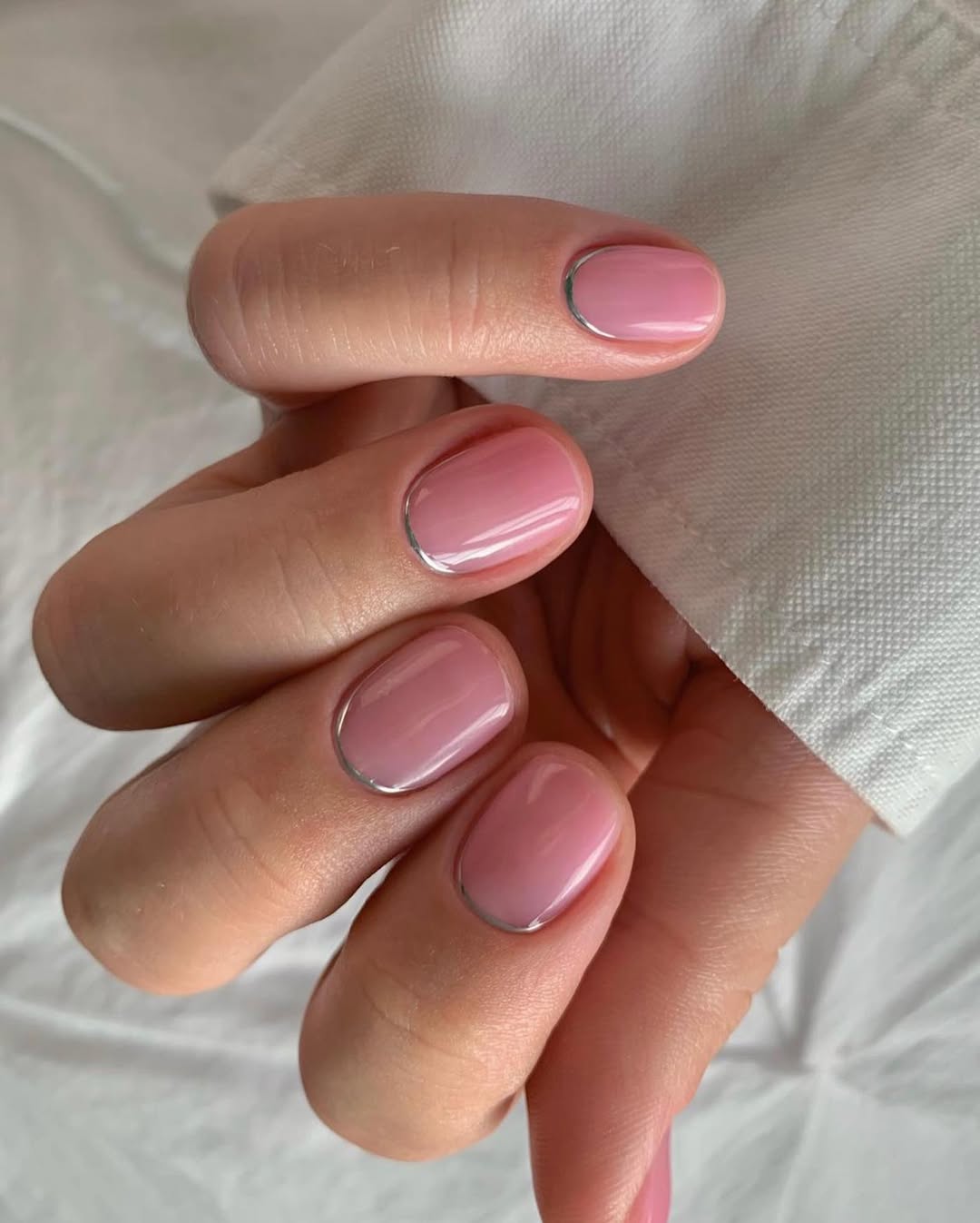 Idée minimaliste pour les adeptes des ongles raffinés