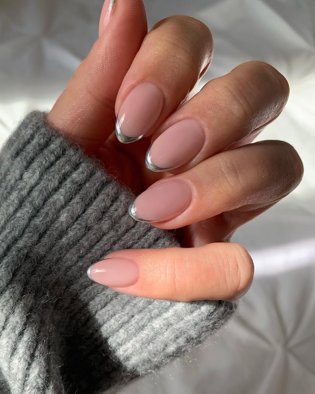 La French manucure argentée convient parfaitement aux ongles en amande