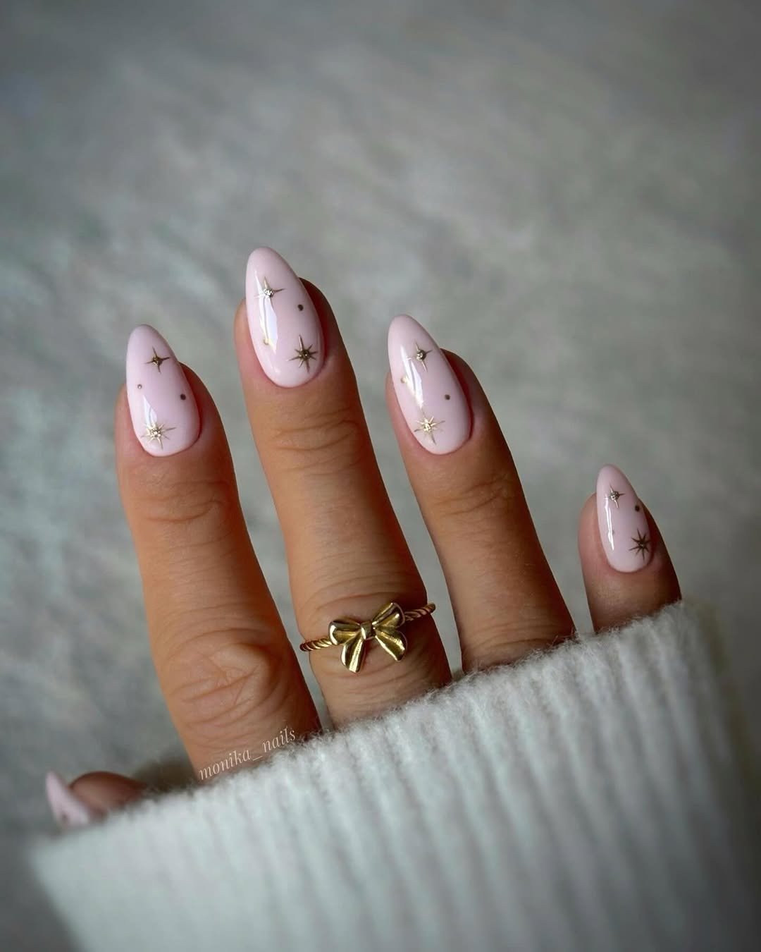 La déco ongles à effet laiteux est idéale pour célébrer les fêtes de fin d'année