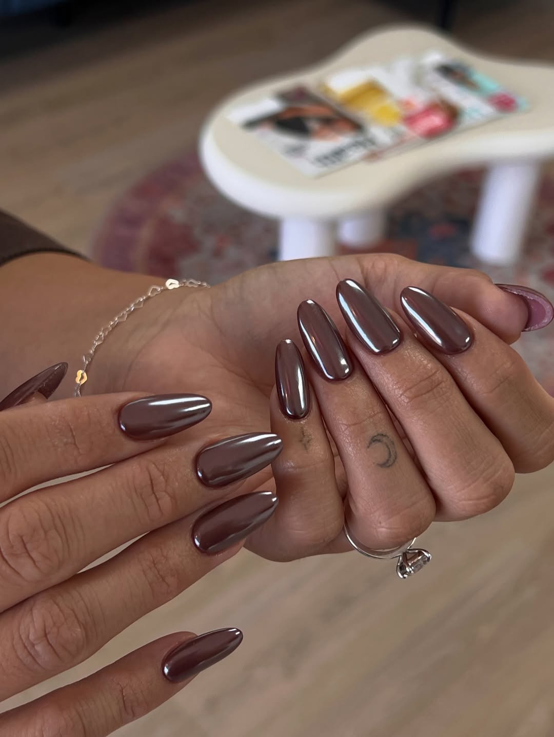 Le charme irrésistible de la manucure marron chromé