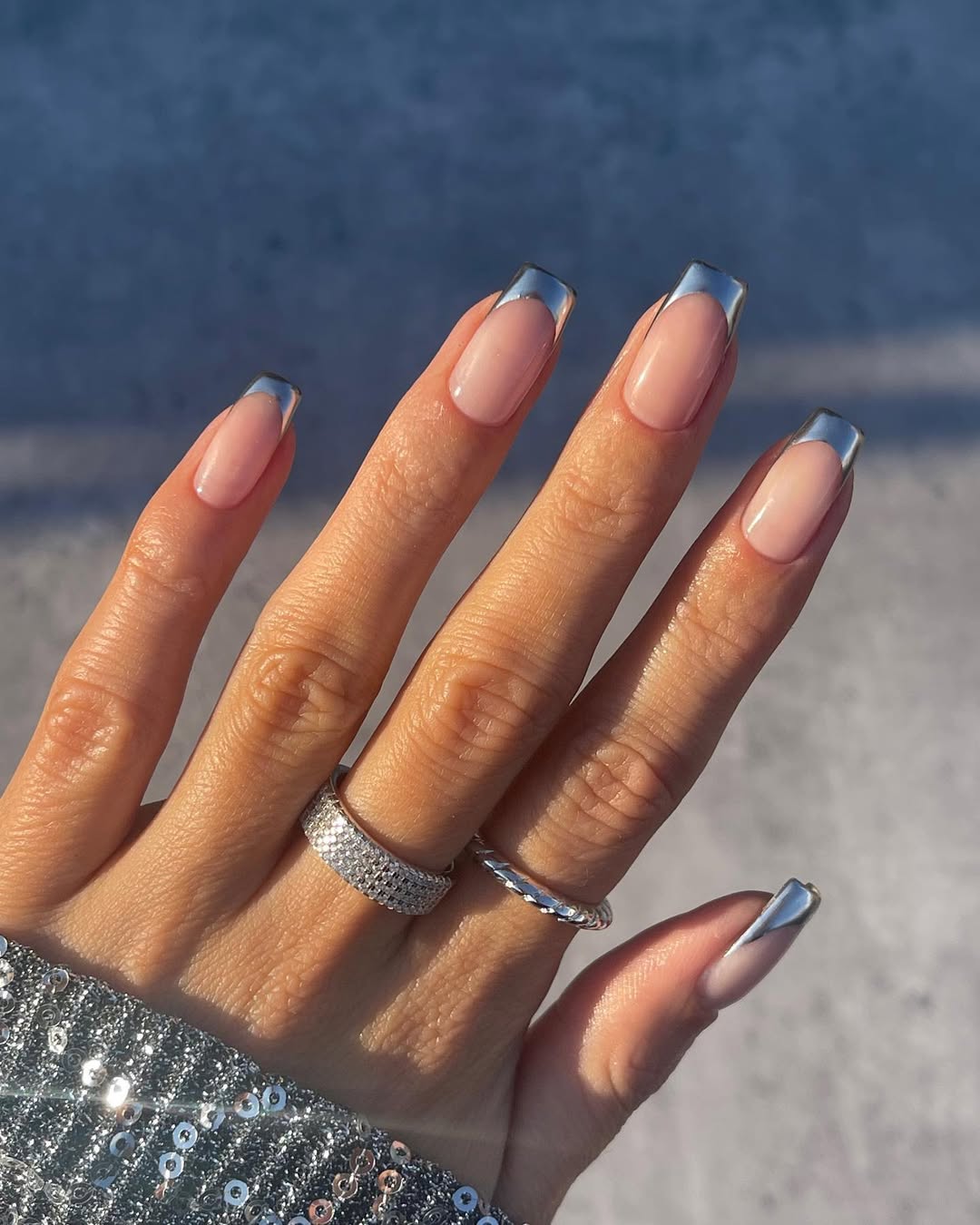 Le chrome argent est à oser cet hiver et pour cause
