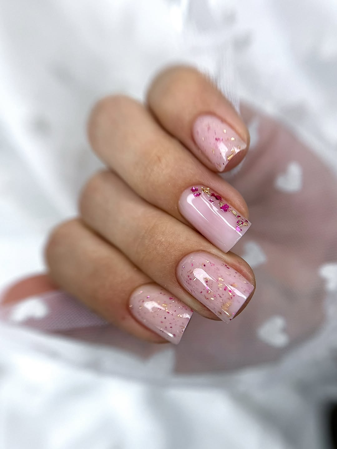 Le vernis milky rose lait est une excellente alternative douce au nude