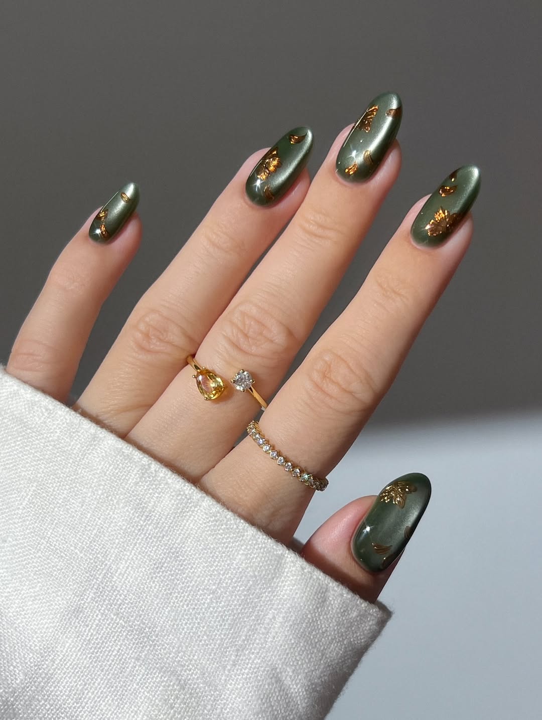 Le vernis vert chrome est idéal non seulement pour l'automne, mais aussi pour les fêtes