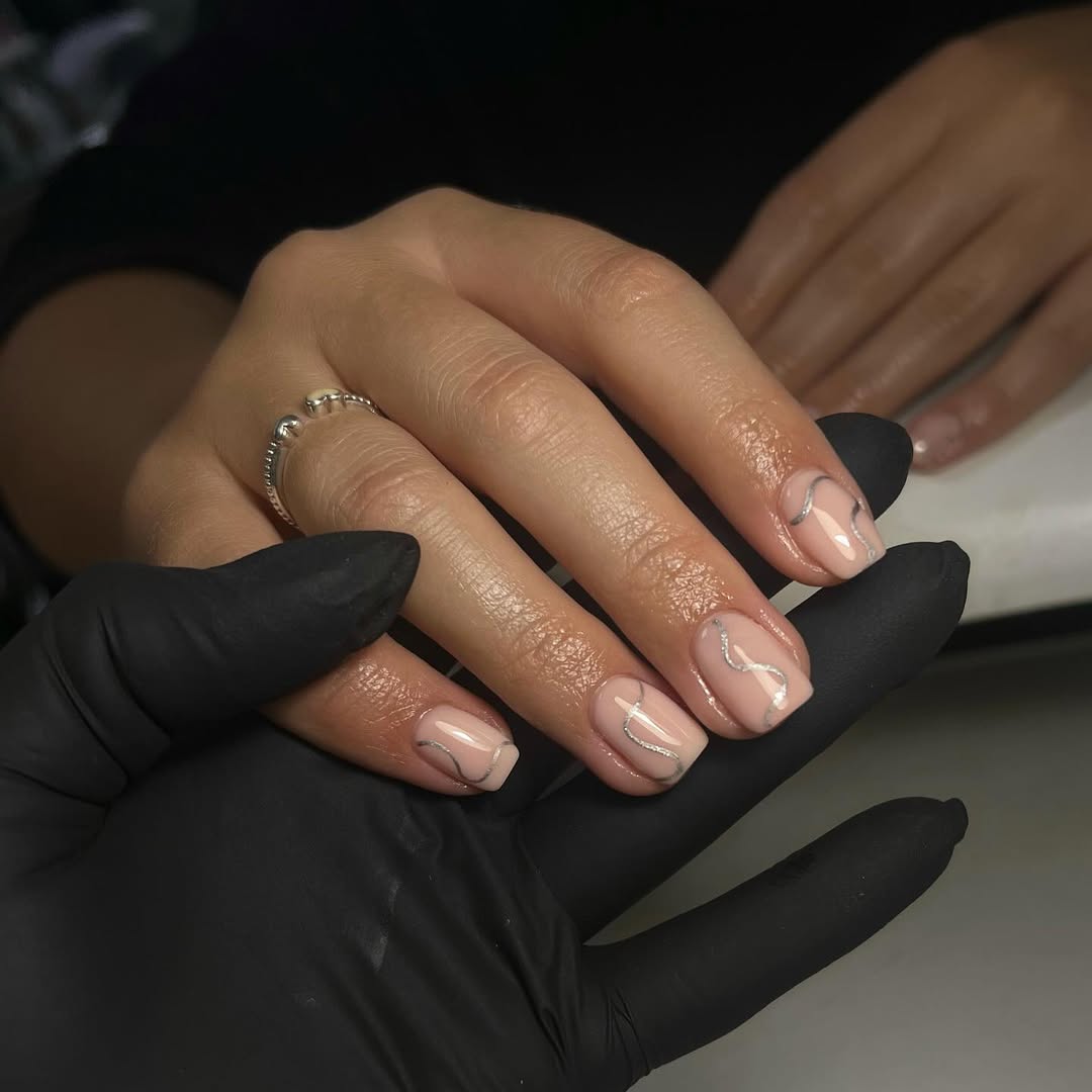 Les fameux swirl nails se déclinent, eux aussi, en argent pour sublimer les ongles courts