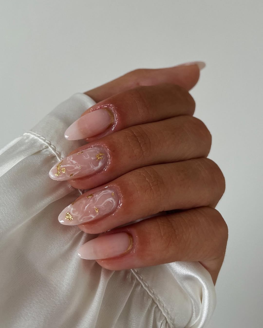 Les ongles feuille d’or s'harmonisent à perfection avec l'effet marbré
