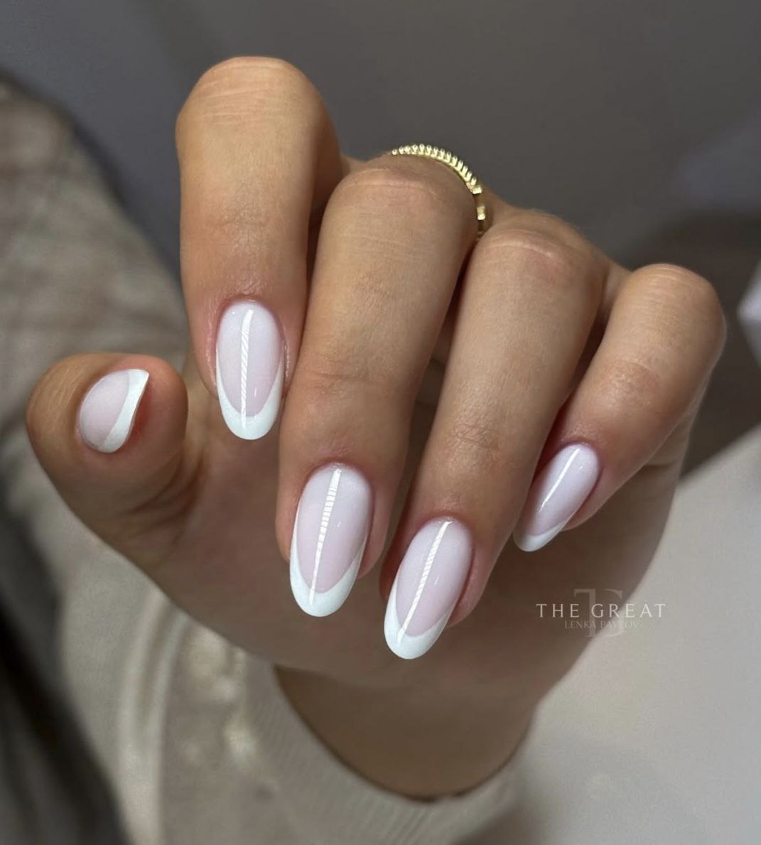Manucure effet laiteux - le vernis blanc crème tendance façon French est à oser