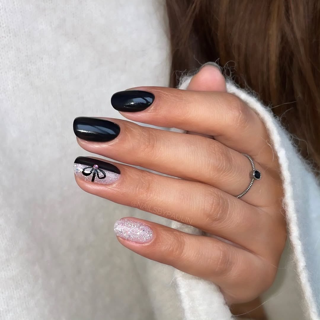 Manucure en noir et argent - un design intemporel à adopter en hiver