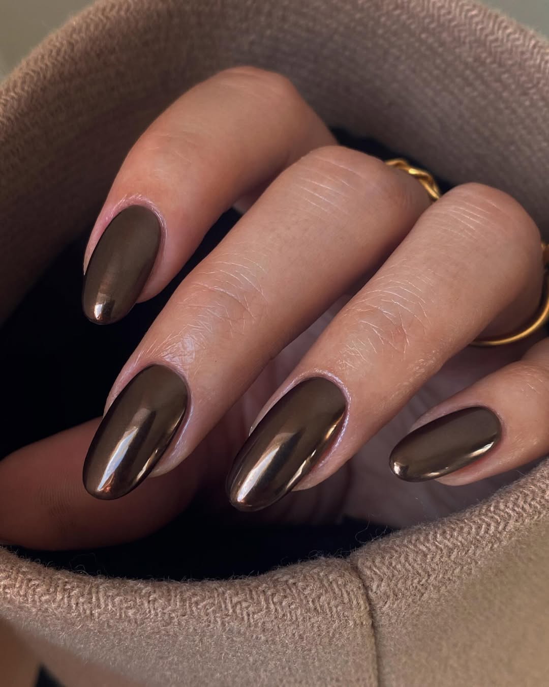 Manucure marron chromé-la tendance chic et gourmande à adopter cet automne hiver