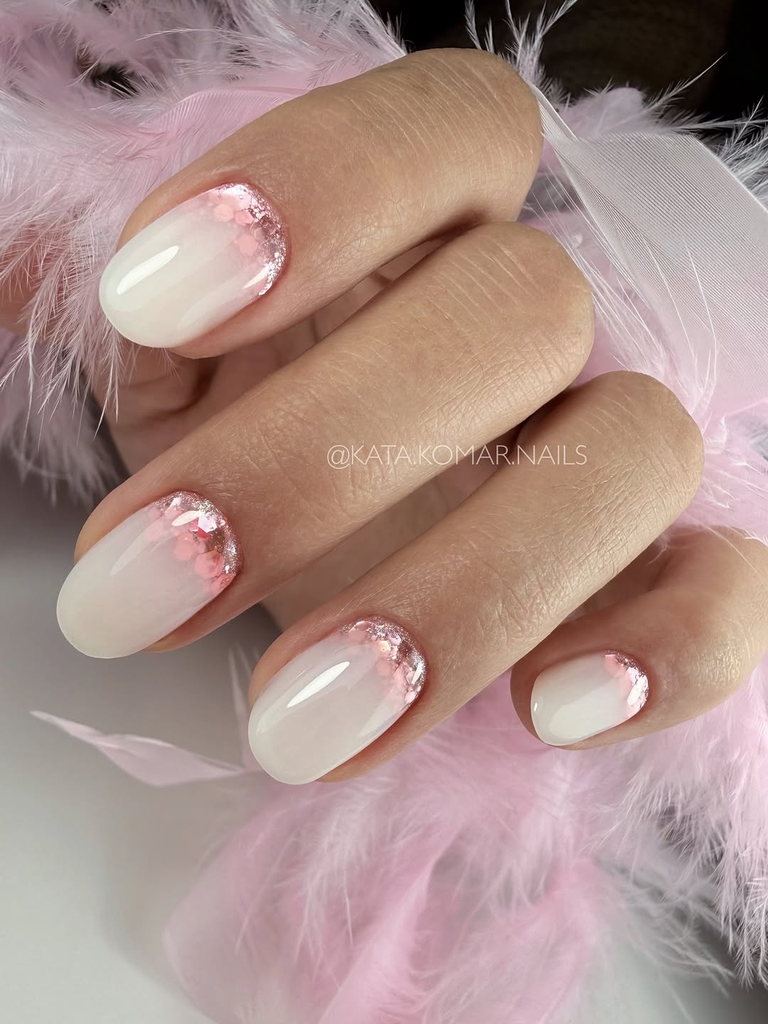 Manucure minimaliste milky avec des paillettes rosées