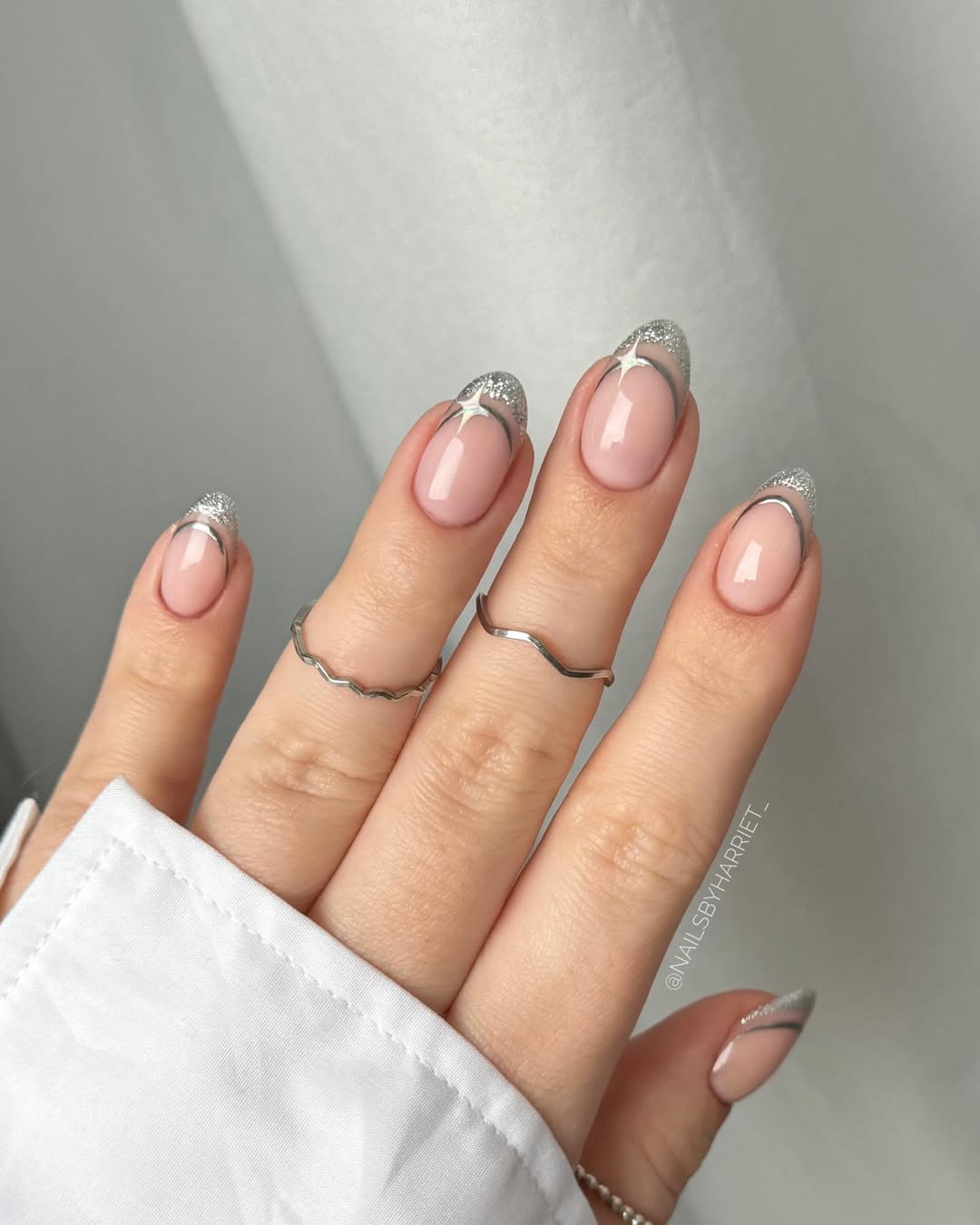 Nail art argenté qui va apporter du glamour à n'importe quelle silhouette cet hiver