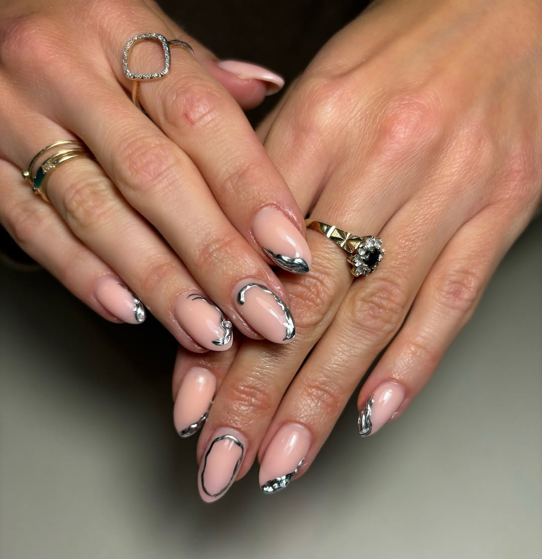 Nail art argenté tendance qui respire la saison hivernale