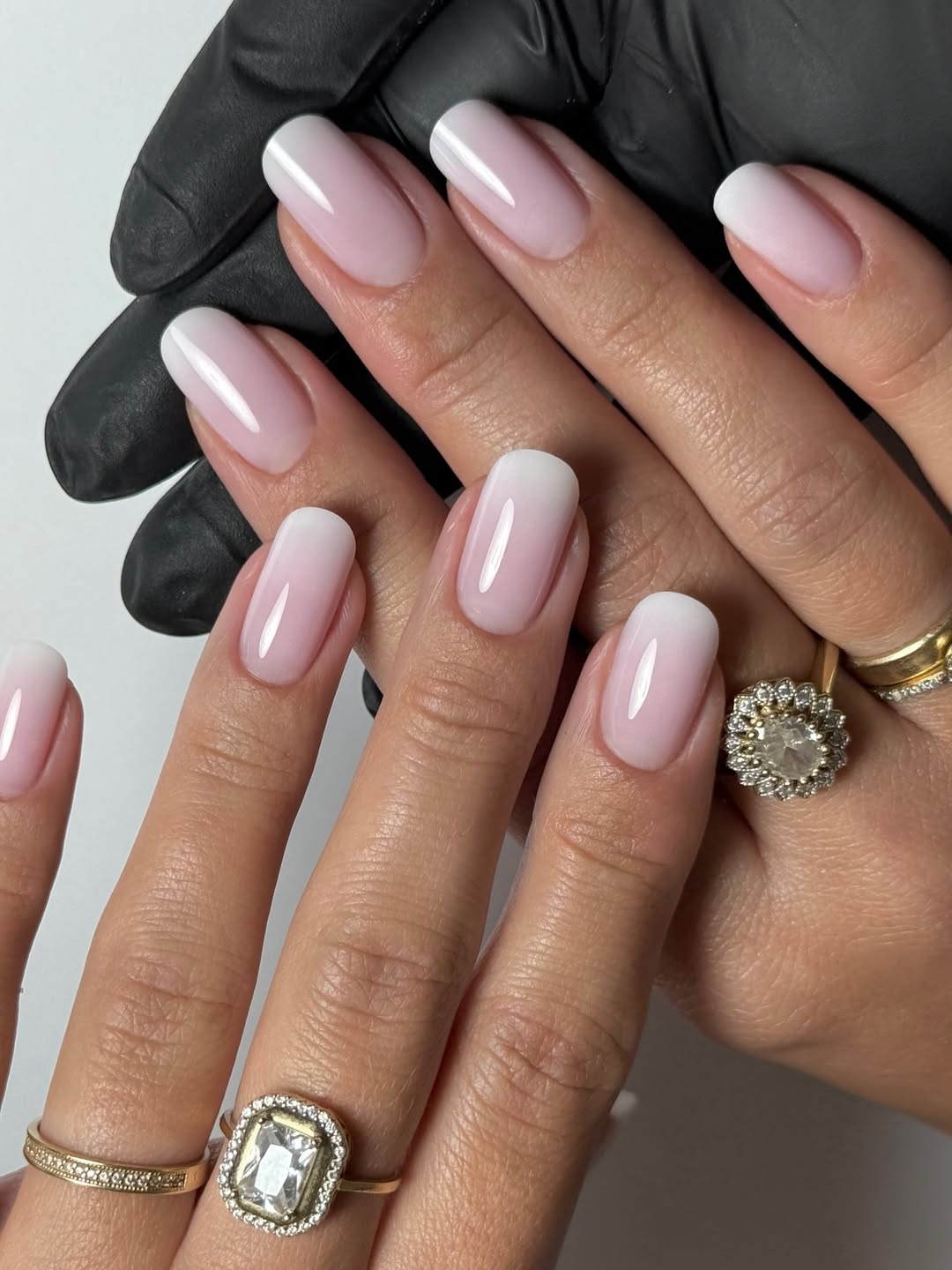 Nail art baby boomer qui fait ressortir la beauté de la manucure milky