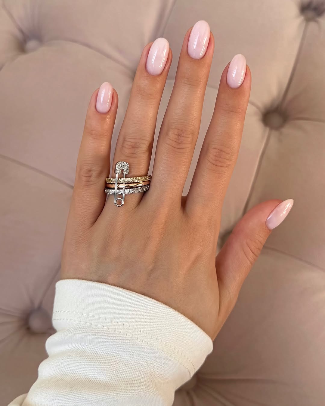 Nail art laiteux aux tons rosés qui s'adapte à toutes les occasions