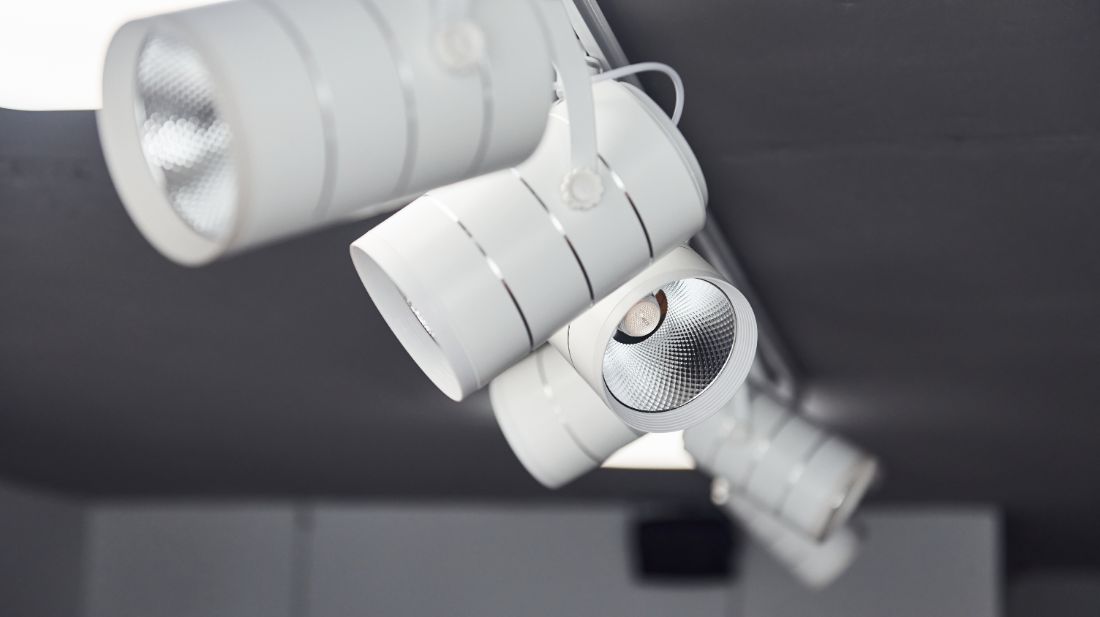 Peut‑on utiliser un éclairage sur rail à l’extérieur