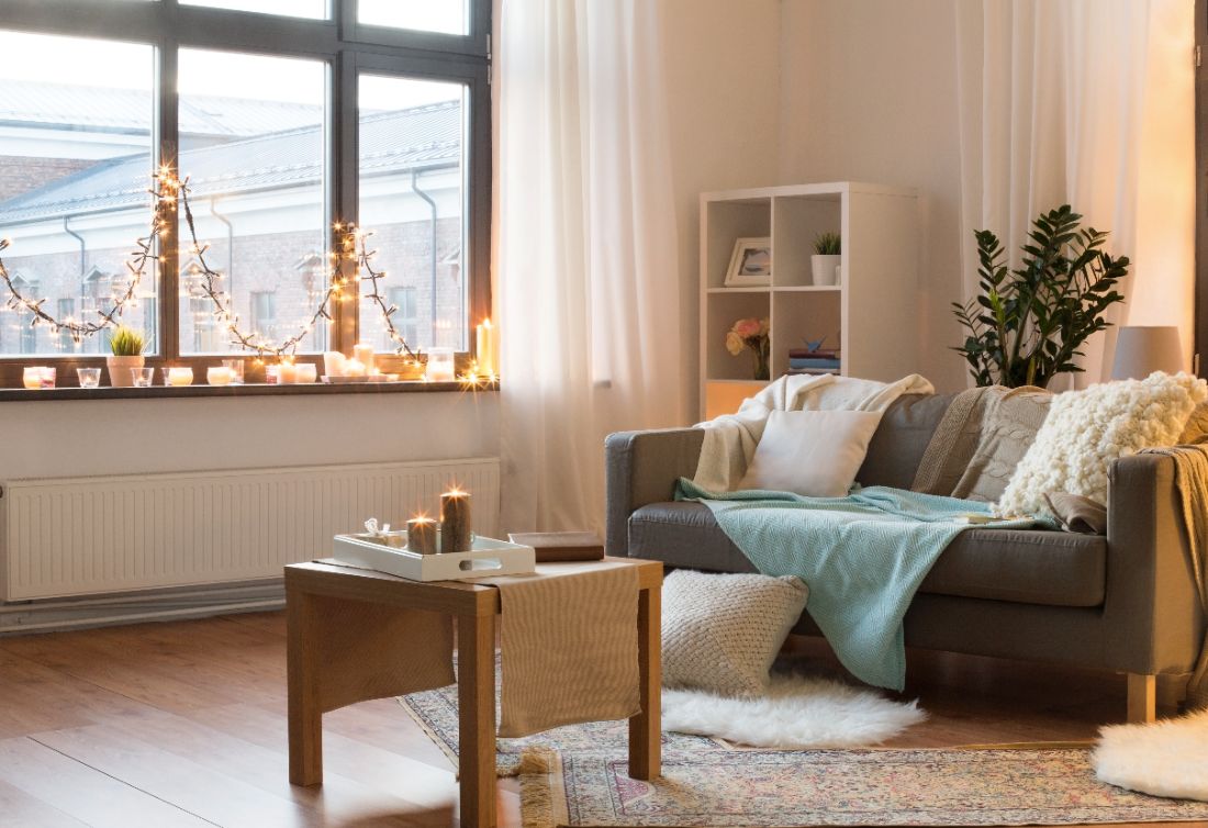 Utiliser des éléments du décor existant pour cacher le boîtier de piles de la guirlande lumineuse