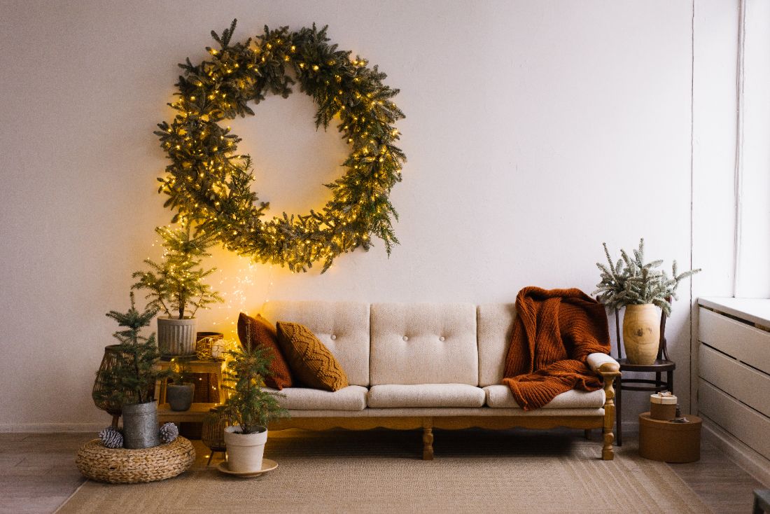 astuces malignes pour suspendre une guirlande lumineuse sans percer les murs