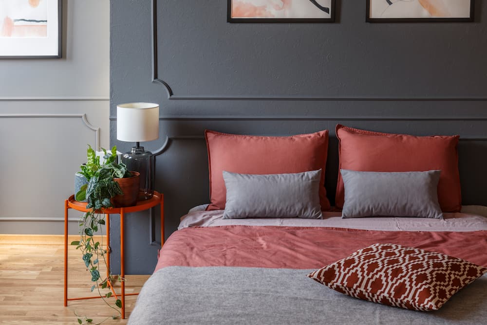 chambre moderne aux tons gris et terracotta déco minimalisme chaleureux