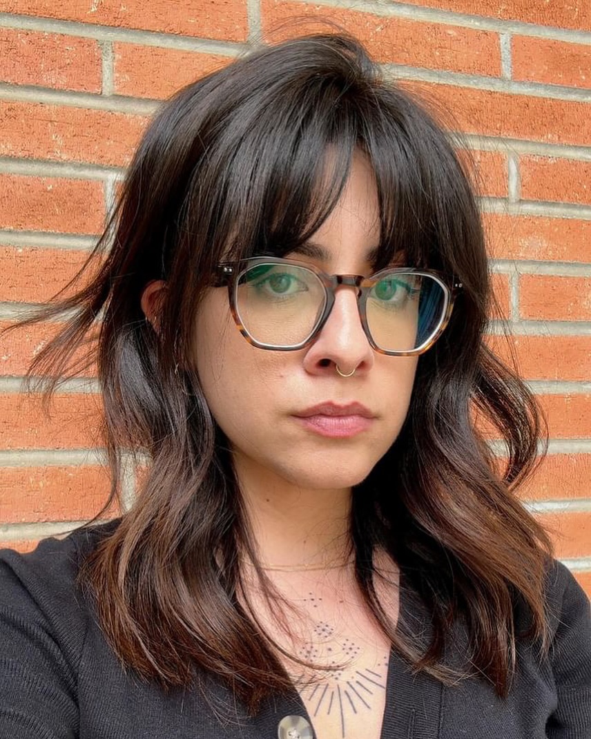 cheveux mi-longs avec frange à la française, coupe de cheveux avec lunettes