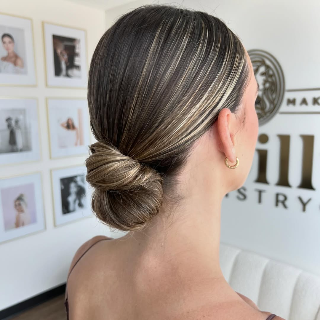 chignon bas lisse pour les fêtes de fin d'année