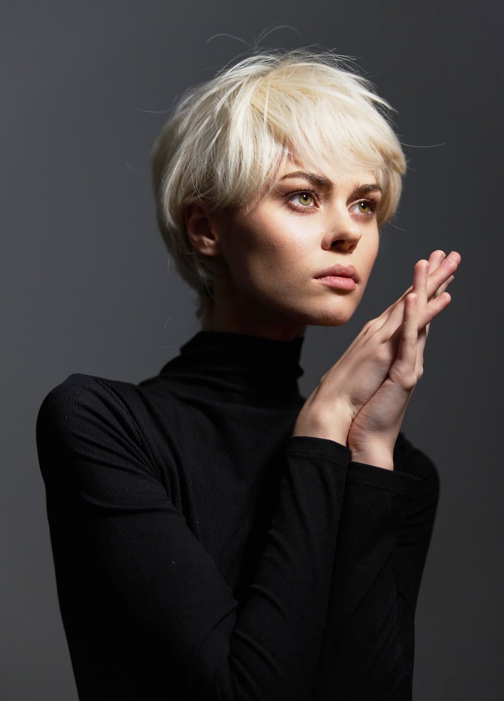 coupe courte avec frange longue et effilée transition pixie vers bob