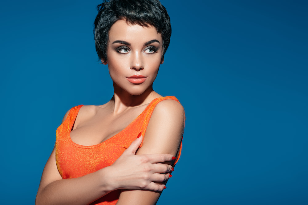 coupe courte de style pixie cheveux coupés près de la tête avec légère texture sur le dessus frange courte