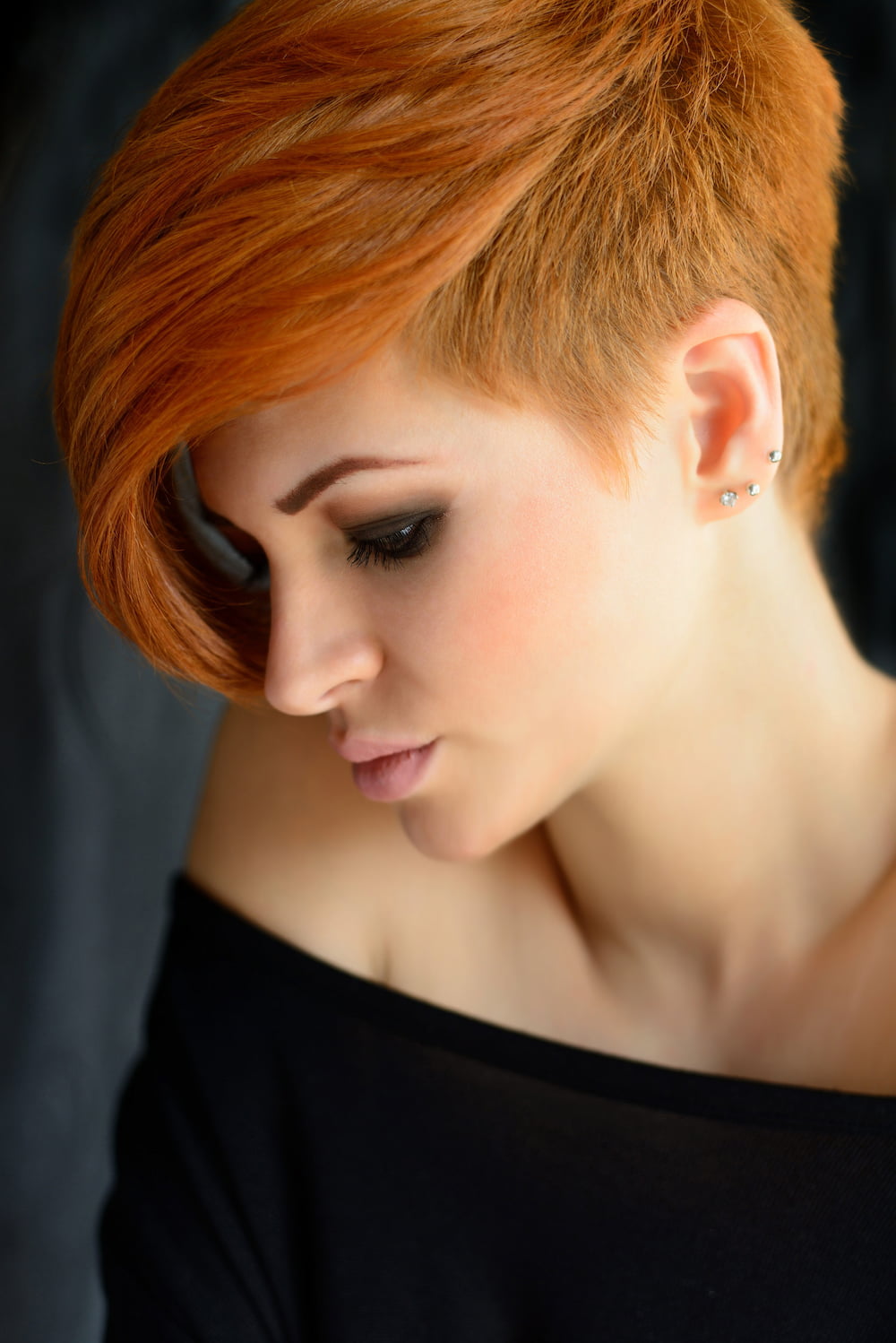 coupe courte pixie asymétrique avec un côté rasé et l’autre plus long