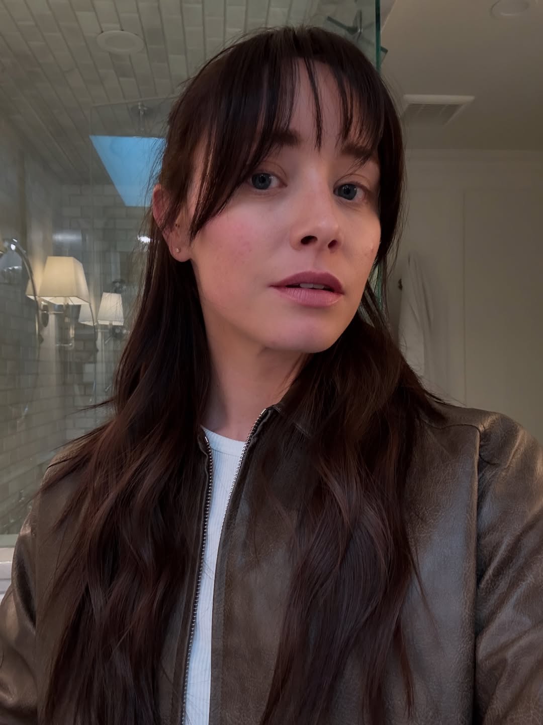 coupe de cheveux longs avec frange pour l'automne 2025