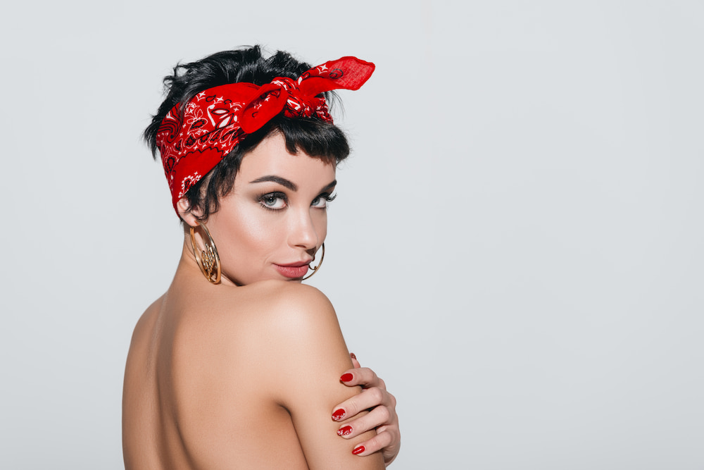 coupe pixie courte avec cheveux noirs coiffés en petites mèches texturées et avec foulard