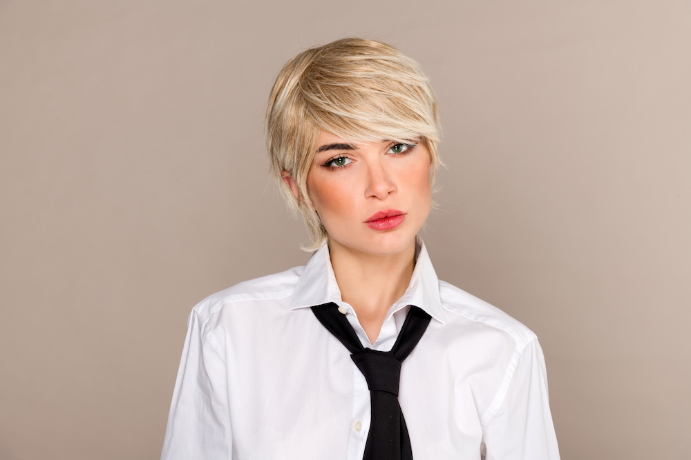 coupe pixie déstructurée avec mèches effilées et frange longue balayée sur le côté