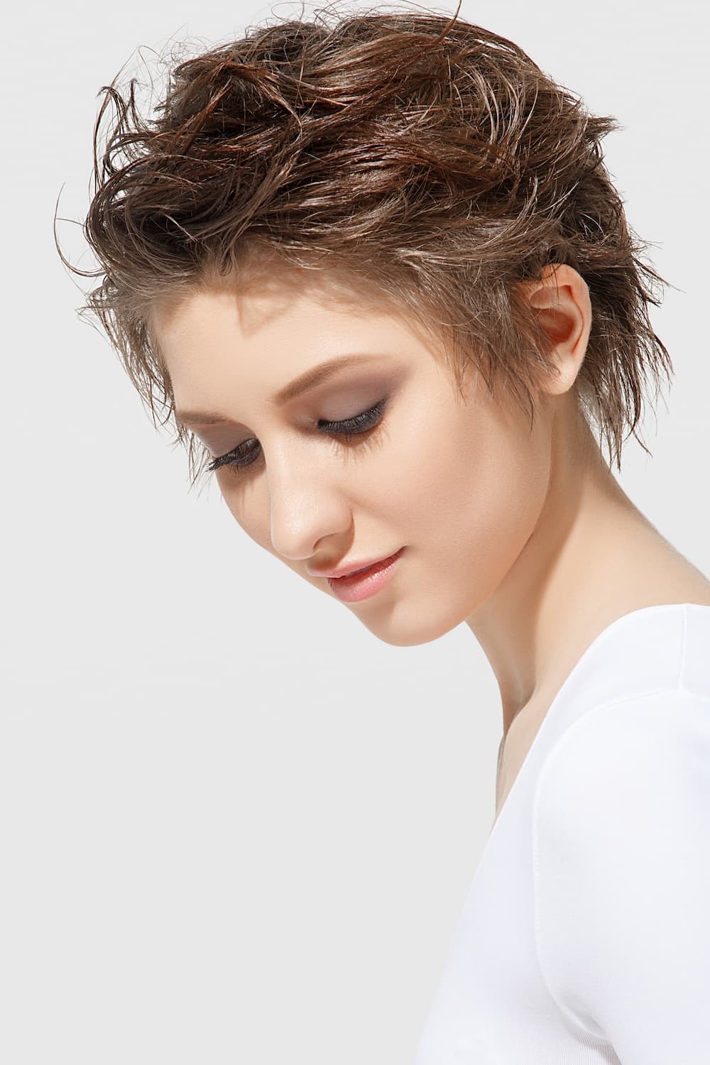 coupe pixie effilée au style décoiffé effet cheveux mouillé