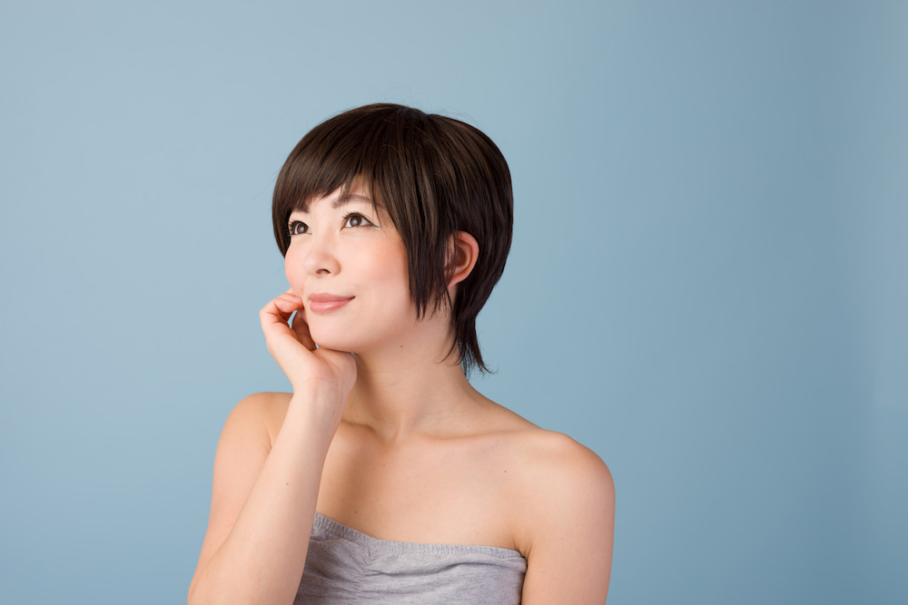 coupe pixie élégante cheveux lisses avec frange effilée