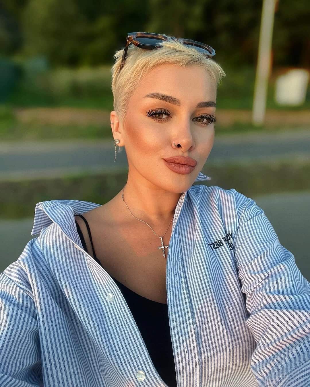 coupe pixie très courte et lisse avec frange légère vers l’avant cheveux fins blonds platine