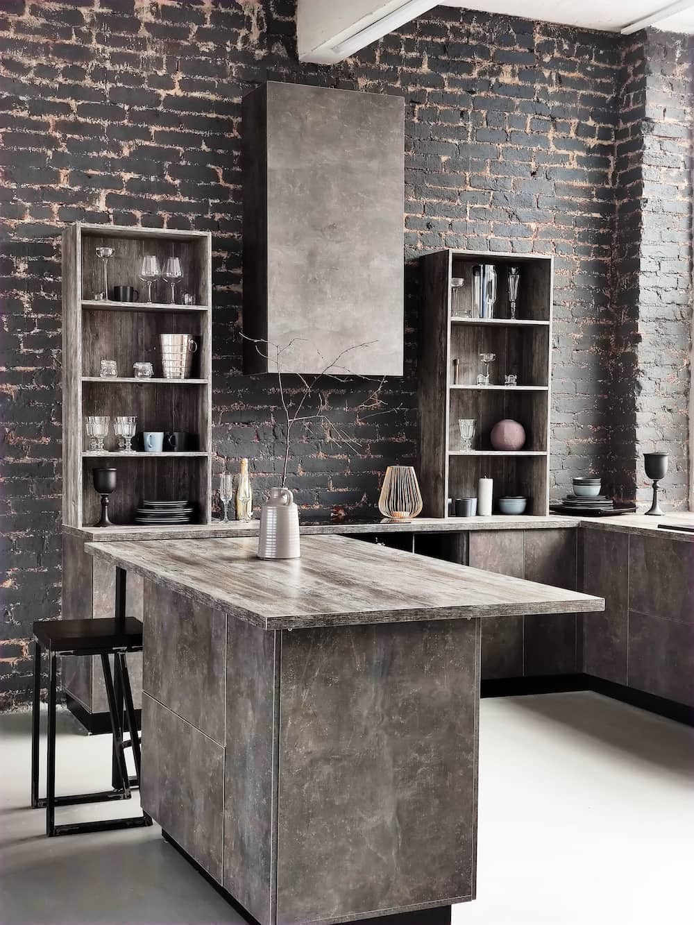 cuisine sombre au style japandi industriel lignes épurées matières brutes et ambiance minimaliste