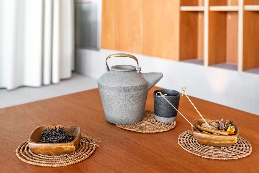 déco cuisine japandi apaisante mêlant matériaux naturels céramiques sobres et simplicité raffinée