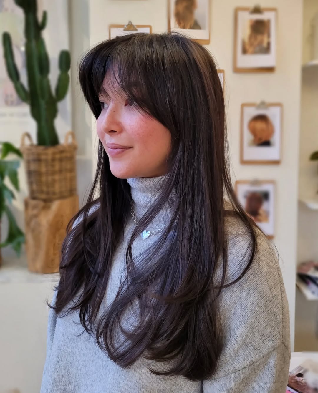 des cheveux lisses et longs avec frange rétro, coupe moderne automne