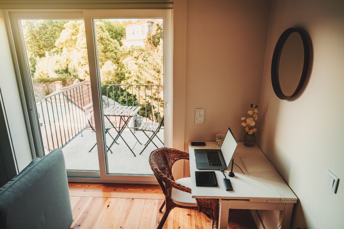 détourner un coin perdu en espace de travail fonctionnel dans le petit appartement