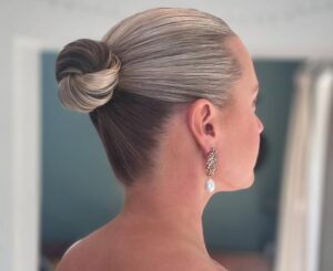 idées de coiffures de fêtes plaquées, chignon sleek