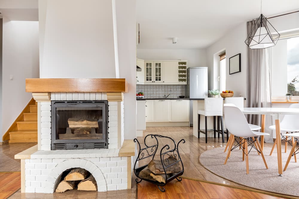 intérieur chaleureux cheminée en briques blanches surmontée de tablette en bois massif