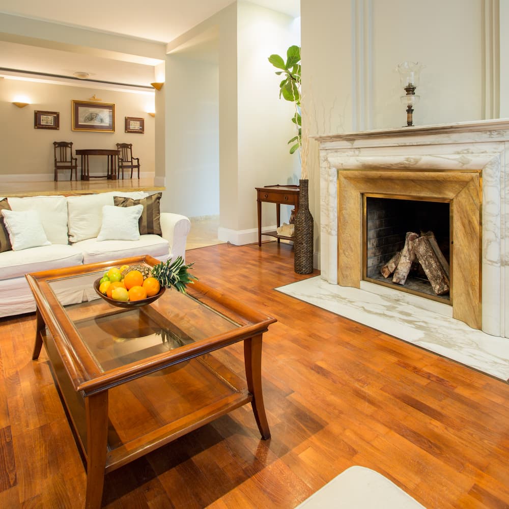 intérieur élégant cheminée en marbre aux tons crème et dorés