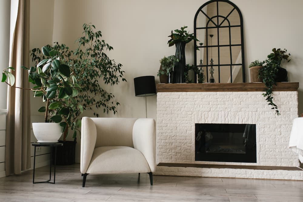 intérieur moderne cheminée en briques blanches surmontée d’un manteau en bois naturel