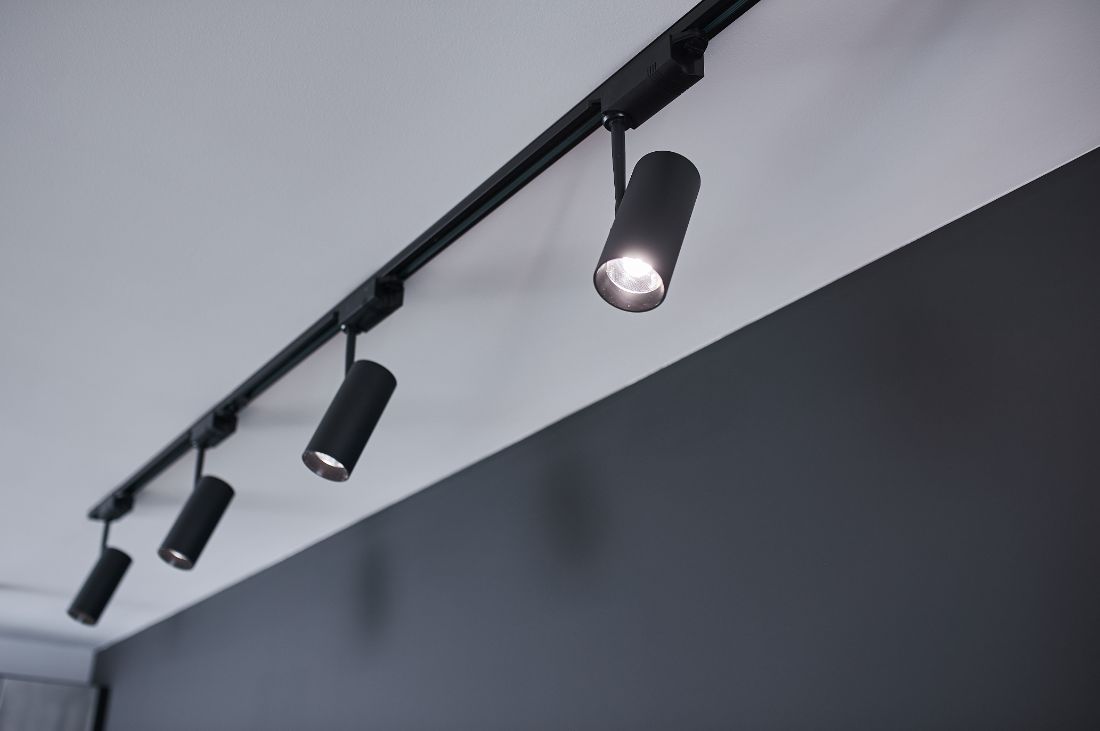 la différence entre un éclairage sur rail à 2 fils et un éclairage sur rail à 3 fils