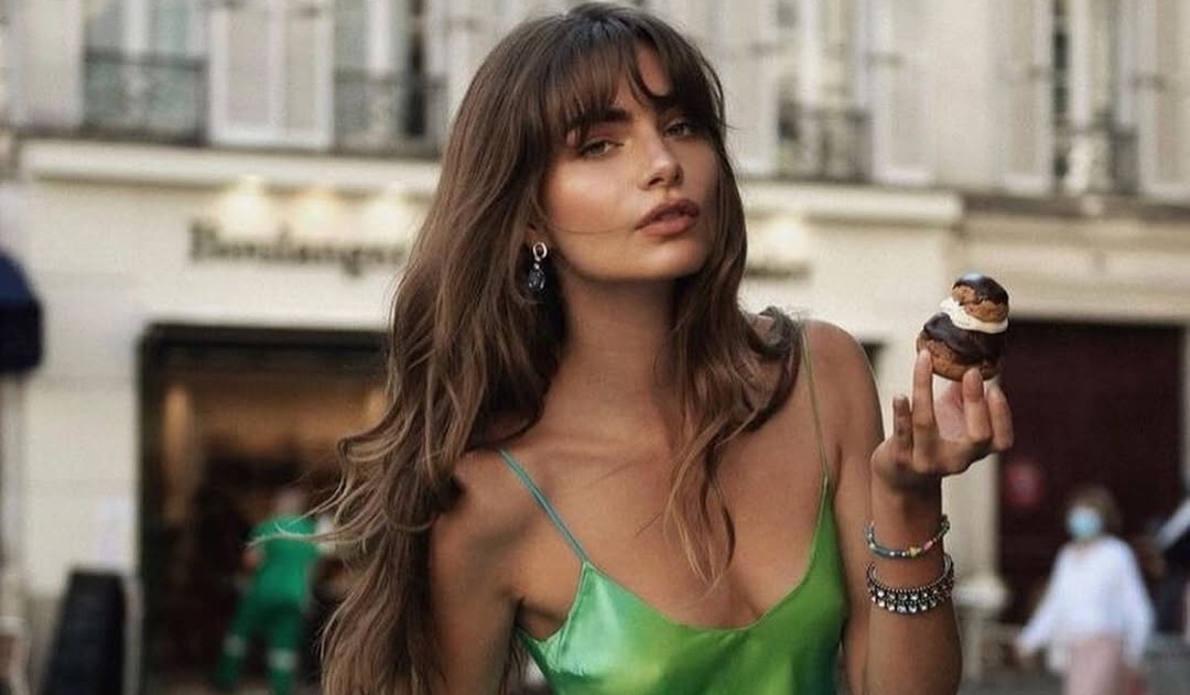 la frange à la parisienne sur cheveux longs, tendance capillaire automne 2025